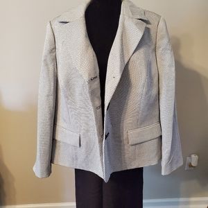 Black and white LeSuit 2pc Suit w flower pin